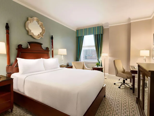 Fairmont, Queen Bed, City or Courtyard View, Fairmont Chateau Laurier 1/2