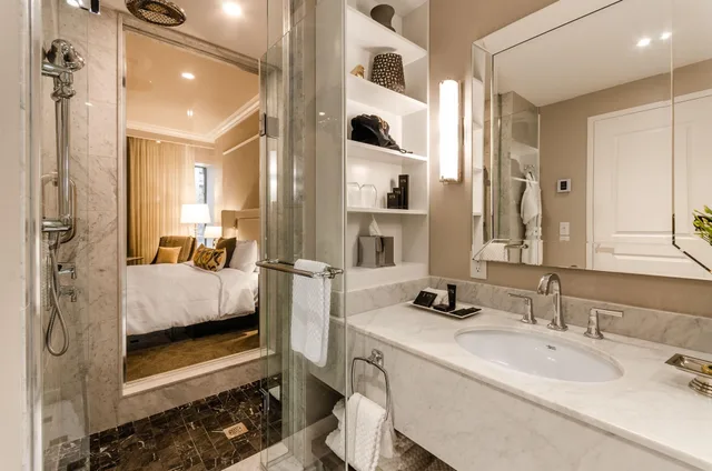 Classic, Double Bed, City View, Hotel Birks Montreal 4/5