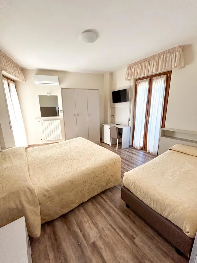 غرفة ثلاثية، Hotel Riviera 1/10