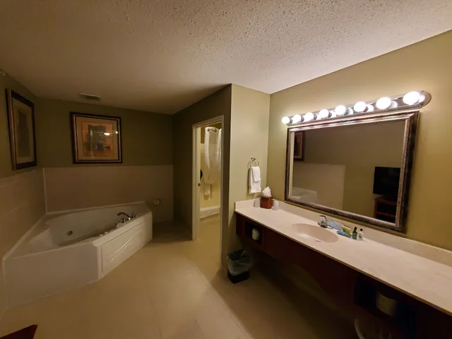 جناح بسرير كينج بحوض جاكوزي، GrandStay Hotel and Conference 2/2