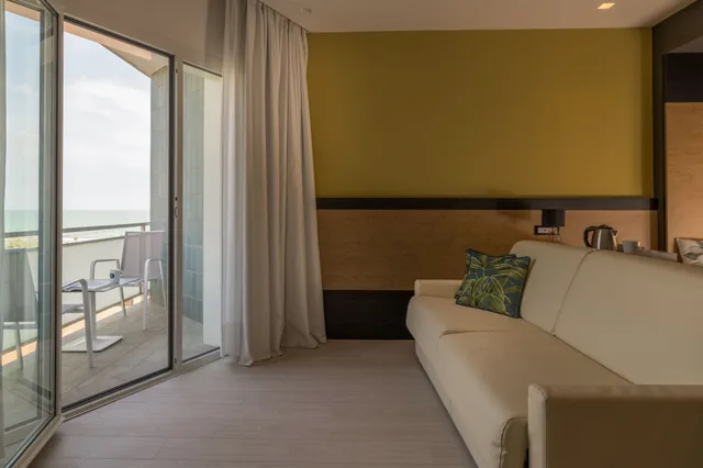 جناح، Hotel Delle Rose 3/9