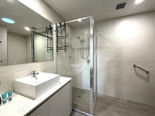 Renovated, 2 Bedrooms, Superior, Apartment, 1 King and 2 Queen Beds، Southport Motel & Apartments 7/8