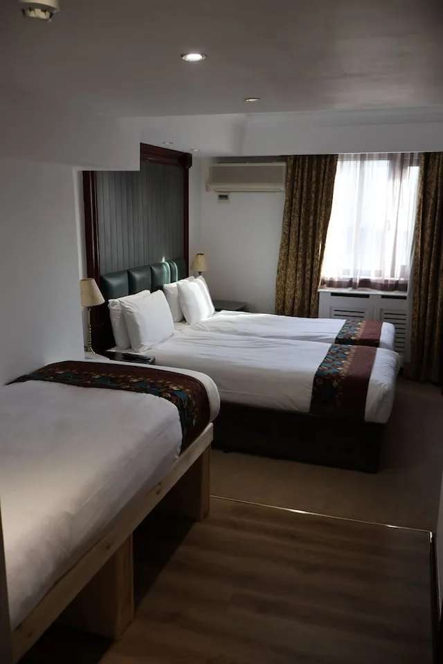 Deluxe, Triple, 1 Double and 1 Single Bed, Back Side، Dreamtel London Kensington 1/3