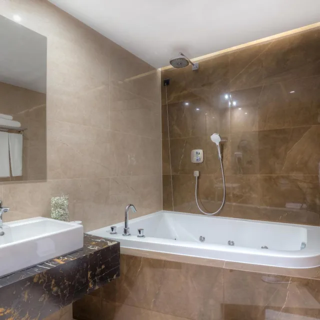 Deluxe, Double Bed, Emerald Hotel 8/9