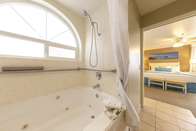 جناح بسرير كينج وسرير كوين بغرفتي نوم مع أريكة، Capistrano Surfside Inn 4/4