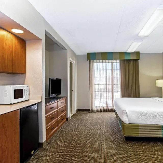 جناح بسرير كينج بغرفة نوم واحدة، Ramada by Wyndham Westminster Denver 2/3