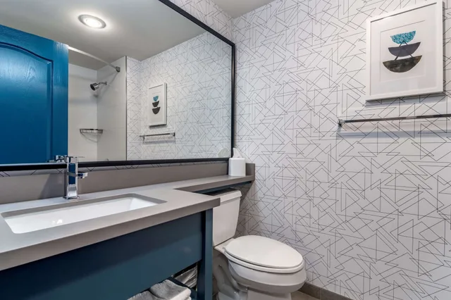 جناح بسرير كينج مع أريكة، Clarion Hotel & Conference Centre Abbotsford - Fraser Valley 3/4