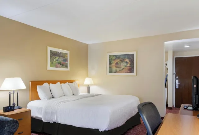 غرفة قياسية بسرير كينج، All Seasons Inn & Suites Smithfield Providence 2/4