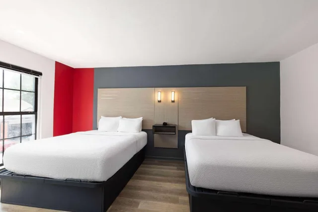 جناح بسريرين كوين بحوض استحمام لذوي الإعاقة، Ramada by Wyndham Studio Suites Dothan 3/5