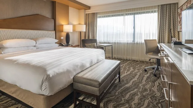 غرفة ديلوكس بسرير كينج، The Inverness Denver, a Hilton Golf & Spa Resort 1/10