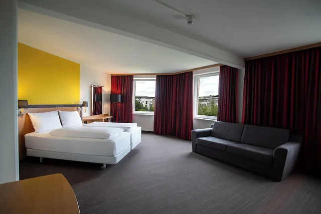 Family, Queen Bed, Sofa, Best Western Conference Airporthotel Frankfurt-Moerfelden 1/10