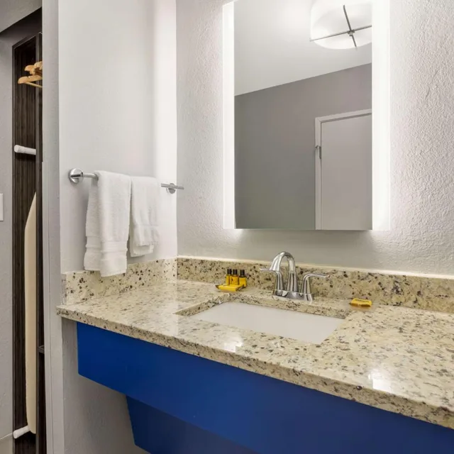 جناح بسرير كينج بغرفة نوم واحدة مع أريكة بمطبخ، Best Western Plus Cleveland Inn & Suites 7/7