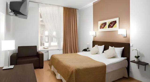 غرفة بسرير مزدوج وسريرين منفصلين، City Hotel Tallinn by Unique Hotels 1/1