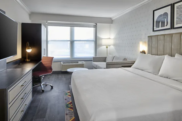 غرفة قياسية بسرير كينج مع أريكة، Hotel Indigo Cleveland Downtown 1/8