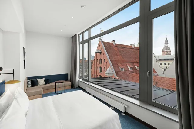 غرفة ديلوكس بسرير كينج بإطلالة على المدينة مع أريكة، Hilton Garden Inn Riga Old Town 1/4