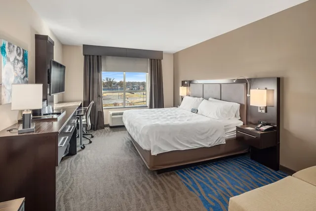 غرفة قياسية بسرير كينج بإطلالة على المدينة، Holiday Inn Owensboro Riverfront 2/5
