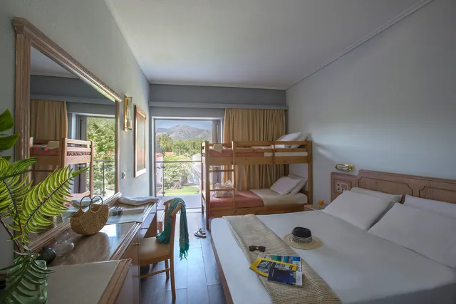 غرفة بسرير بطابقين، Golden Coast Hotel and Bungalows 2/5