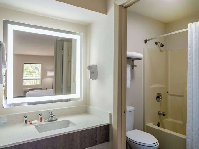 غرفة بسرير كينج، Days Inn by Wyndham Clemson 6/7