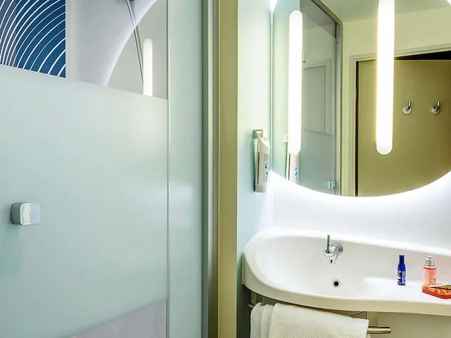 غرفة ثلاثية بسريرين منفصلين وسرير بطابقين، Ibis Budget Saint Quentin En Yvelines Velodrome 4/5