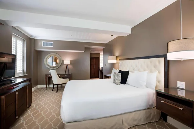 غرفة كبيرة ركنية بسرير كينج بإطلالة على المدينة، Ambassador Hotel Oklahoma City Autograph Collection 8/10