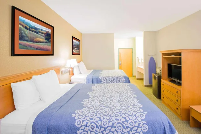 غرفة بسرير مزدوج لذوي الإعاقة، Days Inn by Wyndham Hattiesburg MS 3/8