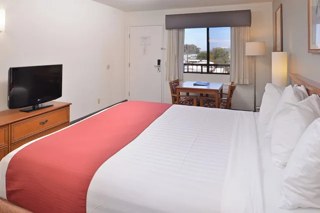 غرفة قياسية بسرير كينج، Pleasant Inn 1/1