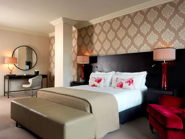 غرفة ديلوكس بسرير كينج، THE WESTBURY HOTEL 1/5