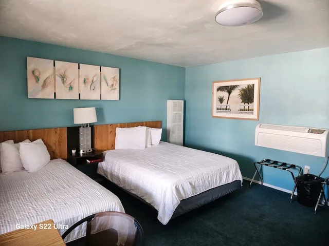 Family, Triple, 1 Double and 2 Queen Beds، Rose's Motel 2/4