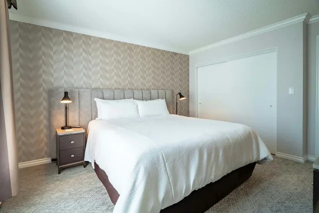 1 Bedroom, Premium, Suite, King Bed, Sofa, La Grande Residence at the Sutton Place Hotel 2/5