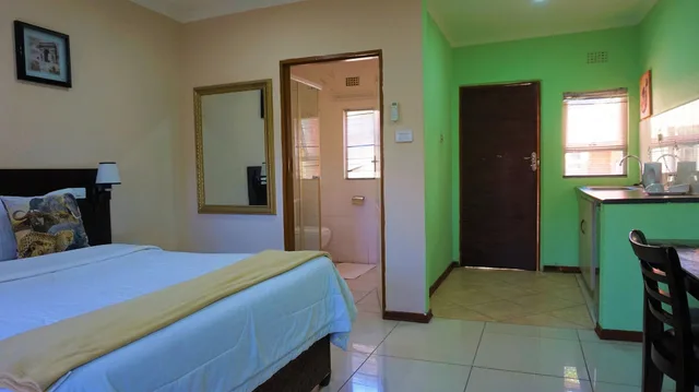 غرفة تنفيذية بسرير كوين، Tasha Lodge 5/10