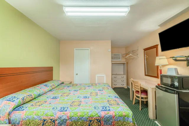 غرفة بسرير كينج للمدخنين، Hotel O Longhorn Boise City OK 2/3
