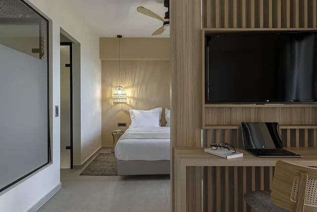 غرفة ديلوكس بسرير كوين بشرفة مع أريكة، The Nest Resort 2/4