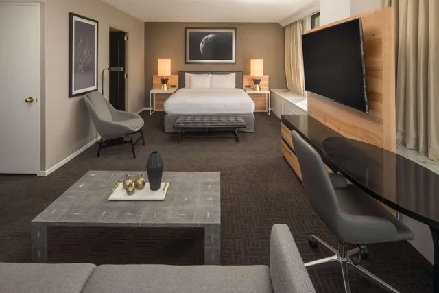 جناح استوديو بسرير كينج مع أريكة، Hilton Portland Downtown 1/2