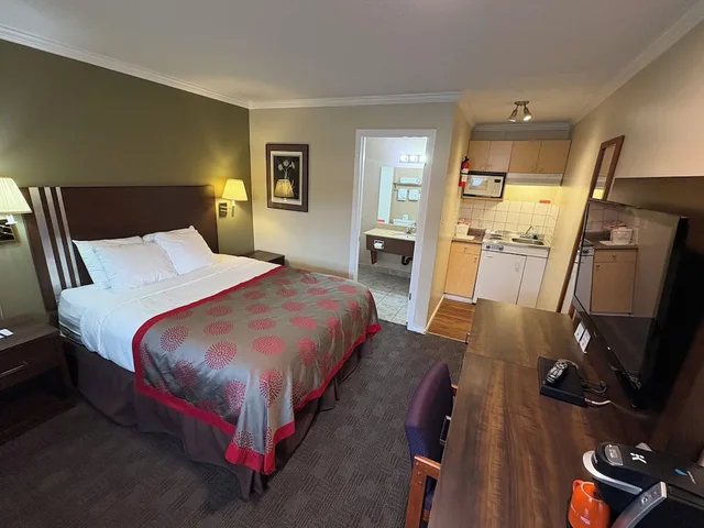 غرفة قياسية بسرير كوين بمطبخ صغير، Grand Forks Inn 1/1