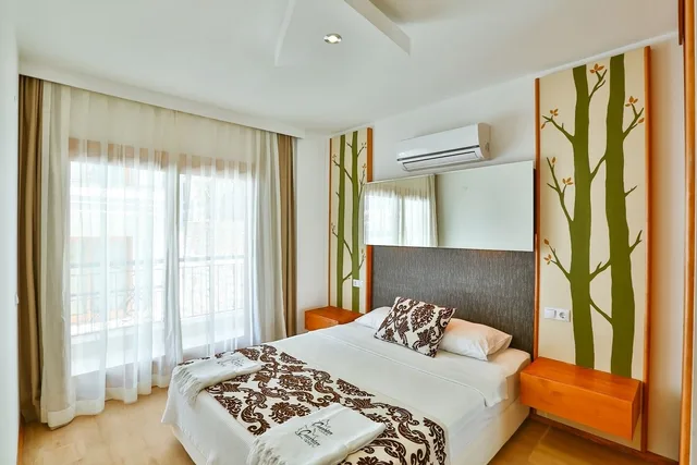 شقة كومفورت بسرير كوين بإطلالة على البحر بشرفة بغرفة نوم واحدة مع أريكة، Cinarlar Apart Hotel 1/2