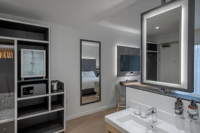 Innside, King Bed, Balcony، INNSIDE Newcastle 3/4