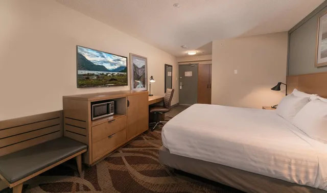 غرفة بسرير كينج بإطلالة على الجبل، Prestige Hudson Bay Lodge & Conference Centre, WorldHotels 2/3