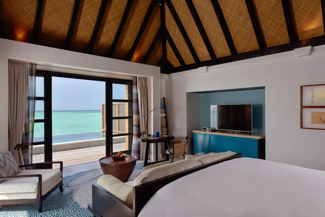 3 Bedrooms, Sunrise, Water, Suite, Twin Beds, 2 King Beds، Four Seasons Resort Maldives at Kuda Huraa 4/4