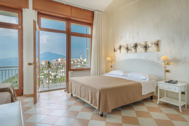 غرفة سوبيريور رباعية بإطلالة على البحر بشرفة، Grand Hotel Moon Valley 6/8