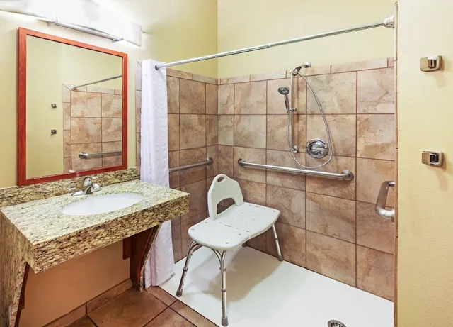 جناح بسرير كوين بغرفة نوم واحدة لذوي الإعاقة، Candlewood Suites El Paso 6/7