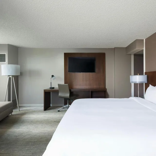 غرفة بسرير كينج بحوض استحمام لذوي الإعاقة، Falls Church Marriott Fairview Park 4/10