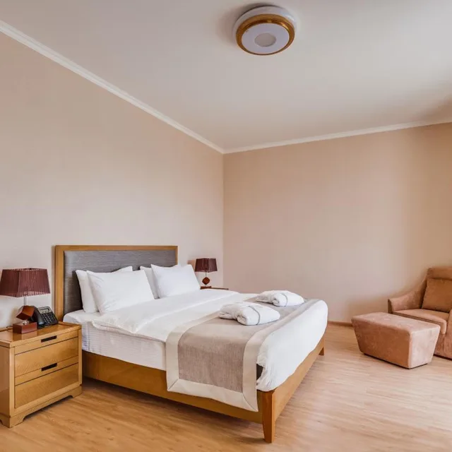 جناح بشرفة، Lisi Hills Hotel 2/10