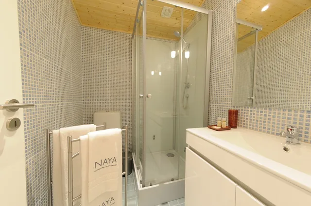 غرفة سوبيريور ثلاثية بسرير كوين وسرير فردي، Naya - Downtown Guesthouse 4/6