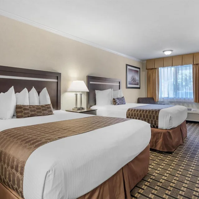 غرفة بسريرين كوين بجاكوزي، Best Western Plus Inn Of Hayward 2/8
