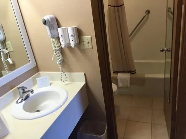 غرفة بسرير كوين، Americas Best Value Inn York 1/2