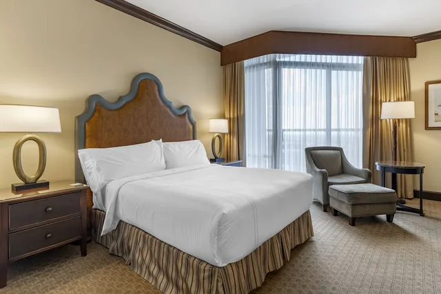 جناح تنفيذي بسرير كينج بشرفة بغرفة نوم واحدة، Omni Austin Hotel Downtown 5/10