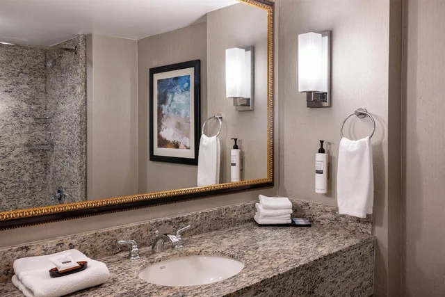غرفة بسريرين كوين مع أريكة، Embassy Suites by Hilton Seattle Bellevue 4/7