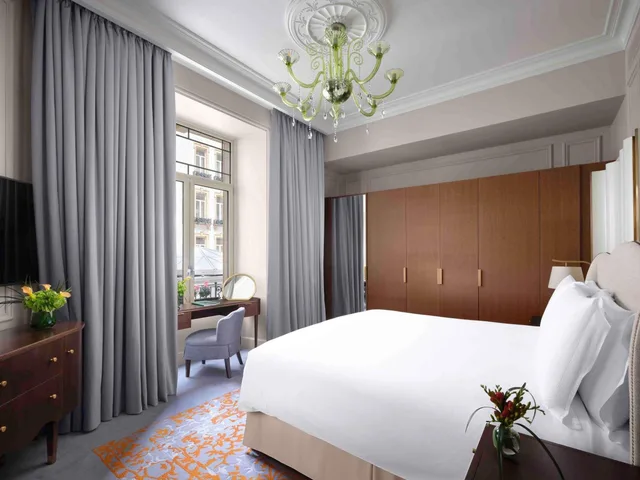 2 Bedrooms, Family, 1 King and 2 Queen Beds, The Savoy Hotel 3/5