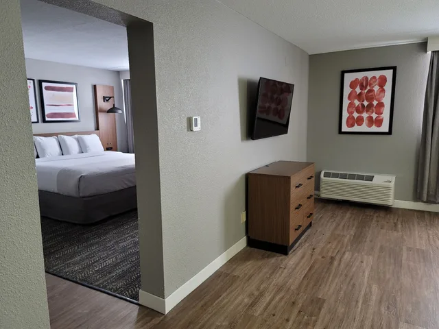 1 Bedroom, Suite, King Bed, Hawthorn Suites by Wyndham Wichita Airport 5/6