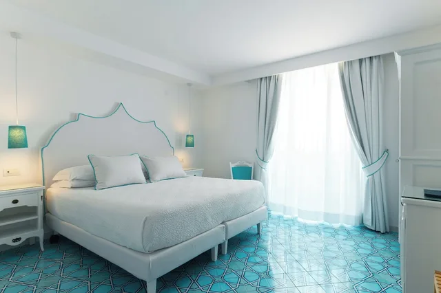 غرفة قياسية بسريرين منفصلين بإطلالة على البحر بغرفة نوم واحدة، Hotel Conca d'Oro 1/10